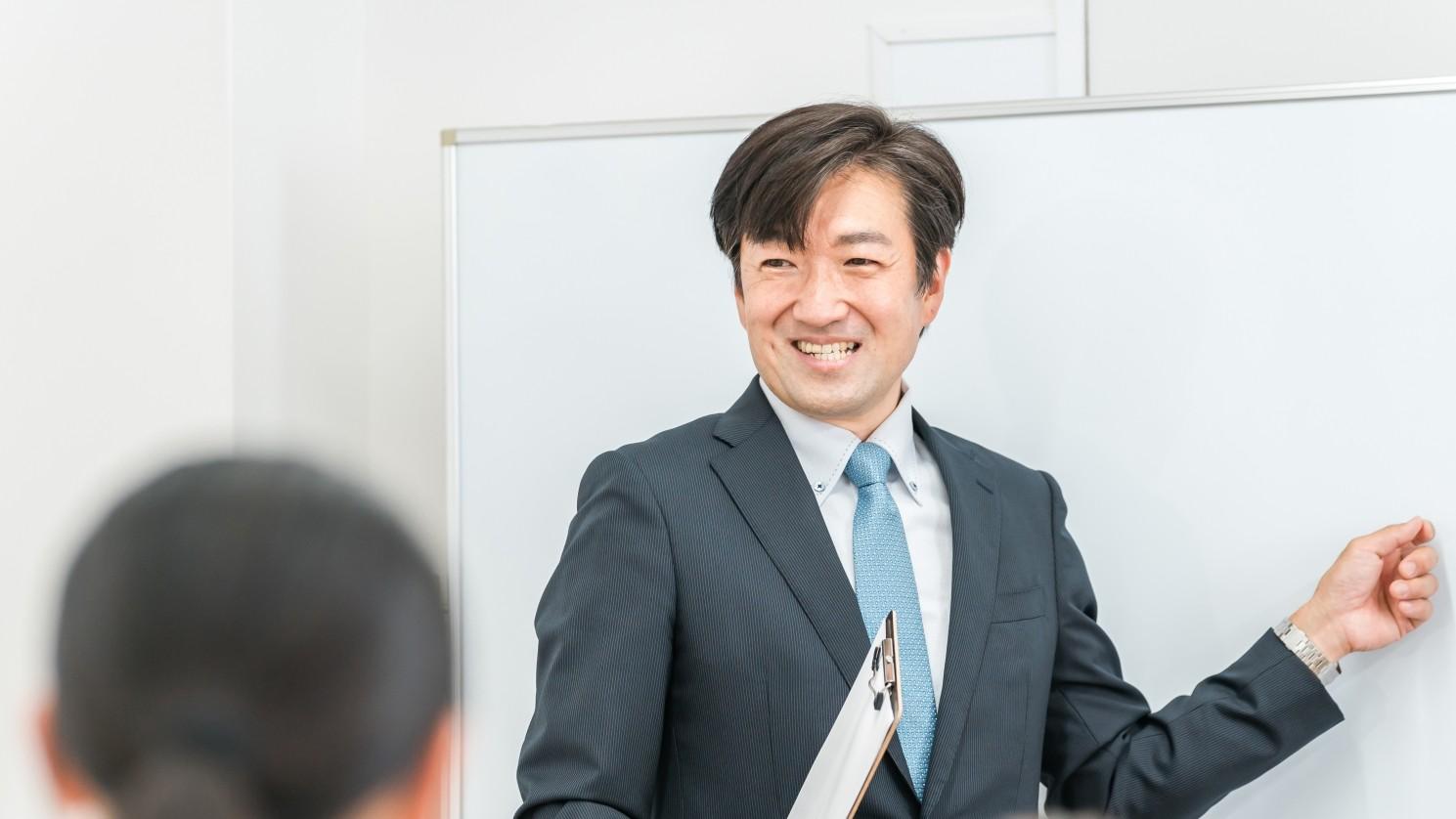 吉川市の英語教室で小学生・中学生に合わせた個人レッスンを行う様子