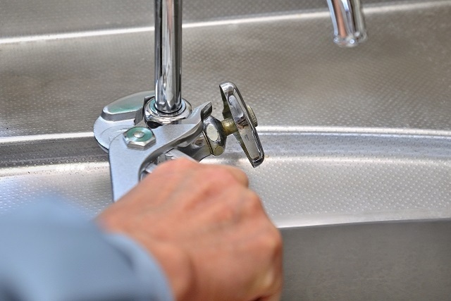 水道工事をする人