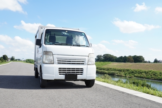 道を走る軽バン