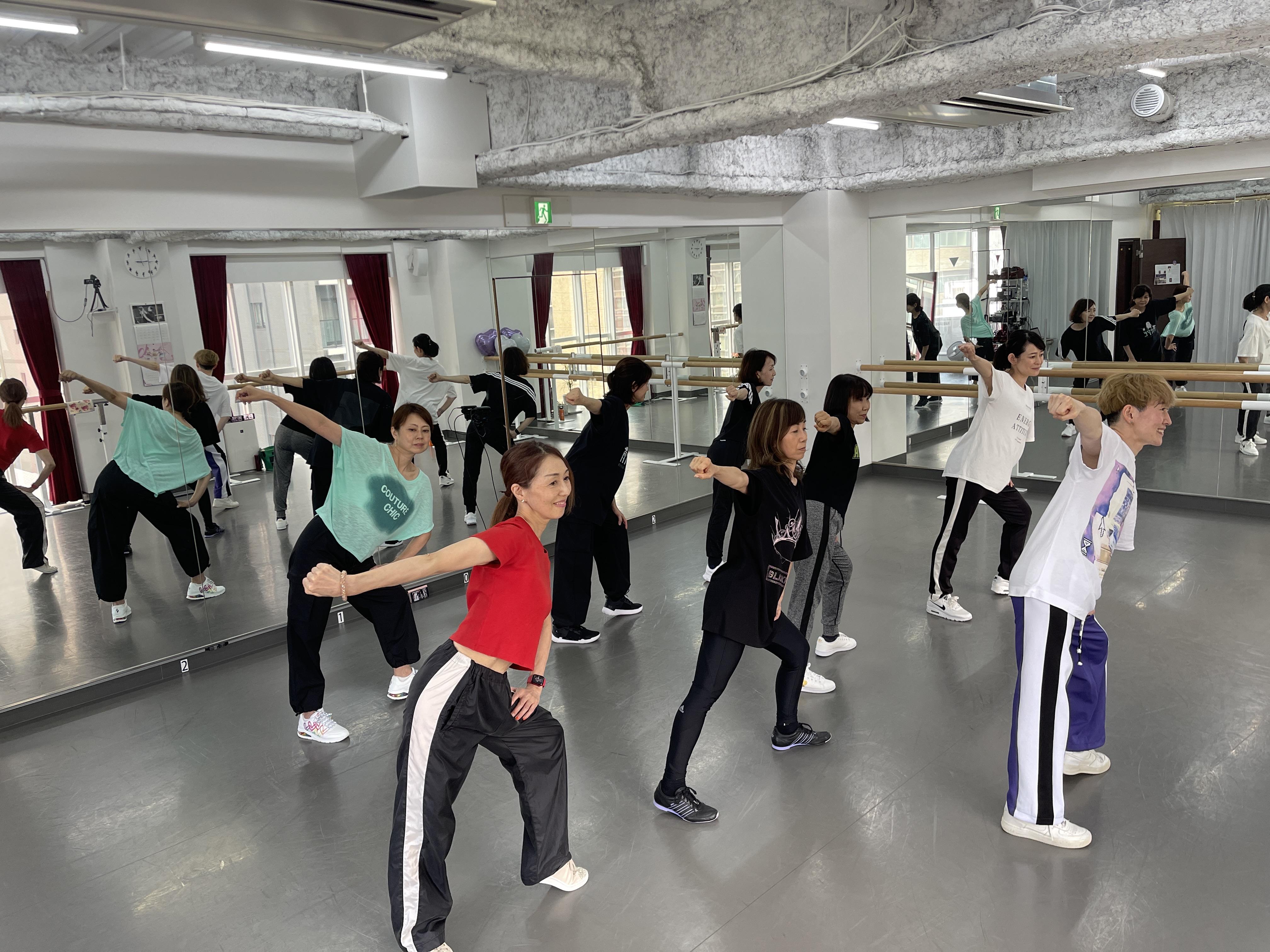 体が硬い大人でも安心。少人数制で丁寧なバレエ・ダンス指導