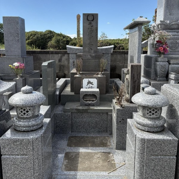 守谷市の墓地での墓石清掃（作業前）