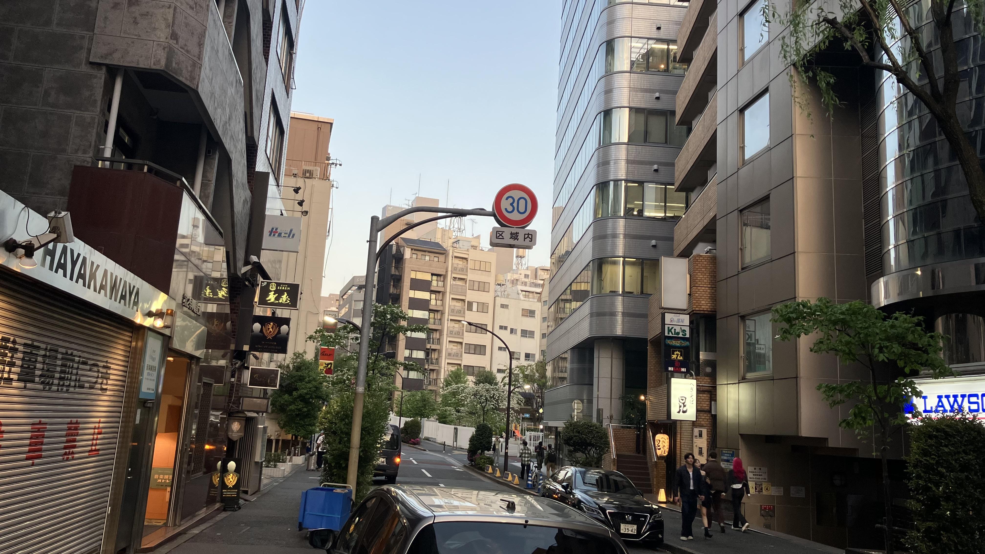 「30 区域内」の標識があるオトレン前の通り。左にオトレンの看板、右奥にローソン