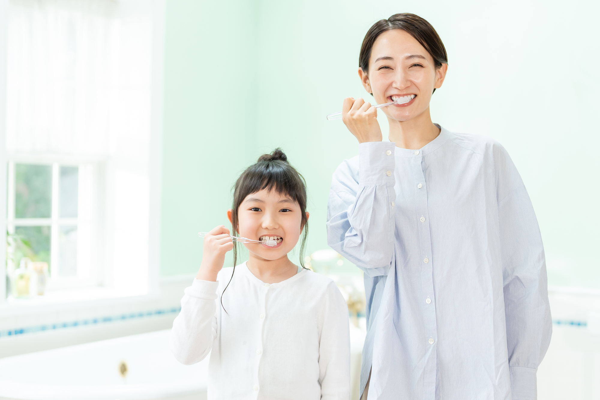 お母さん・女の子・歯磨き