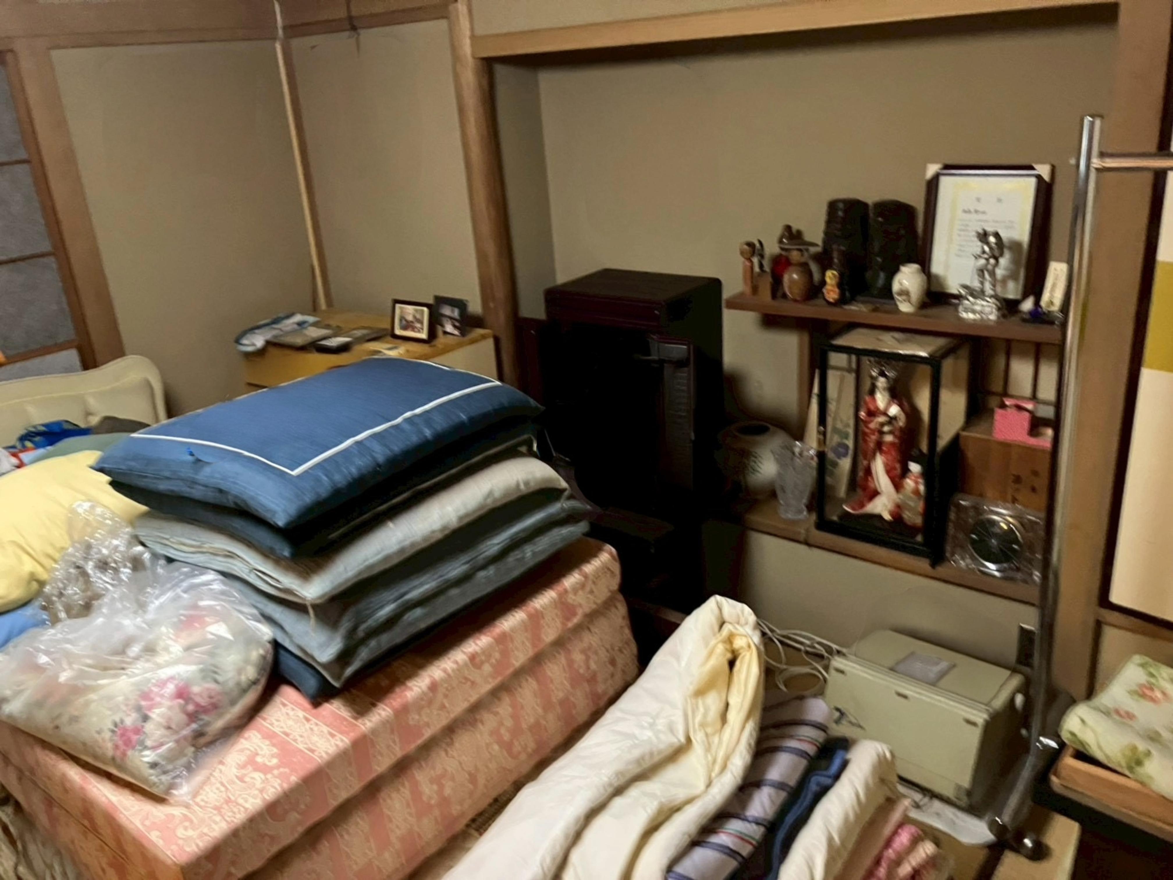 東京都内で遺品整理を行う前のリビングの様子