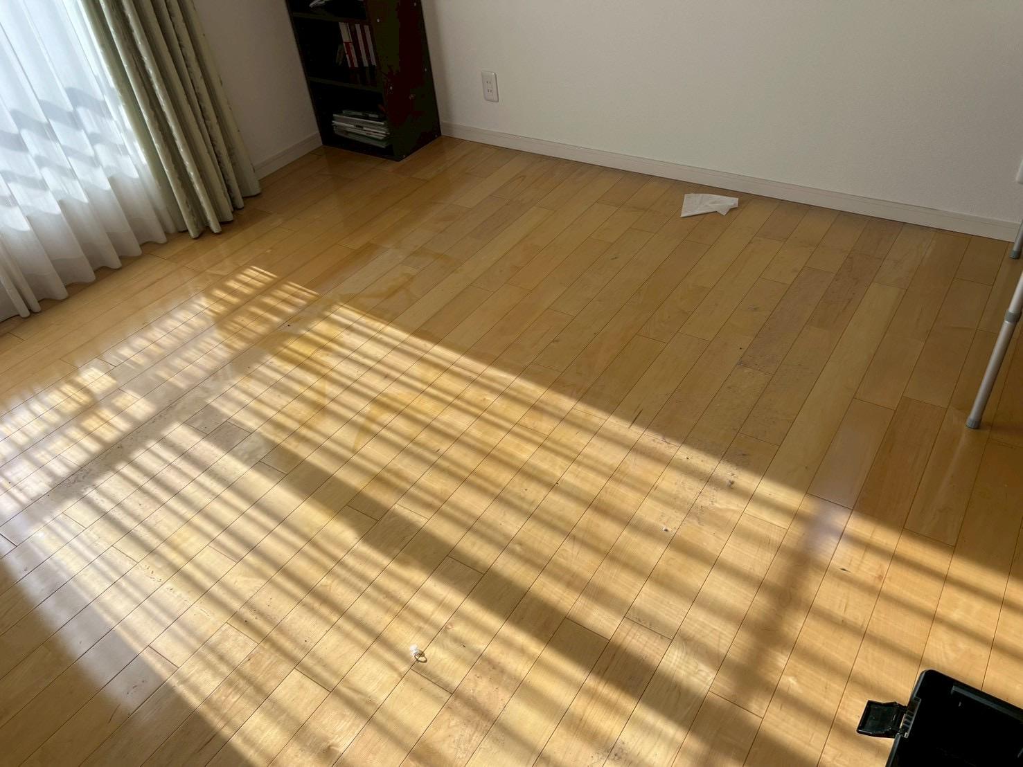 不用品回収後の室内 ベッドとマットレスを撤去し床が見える状態