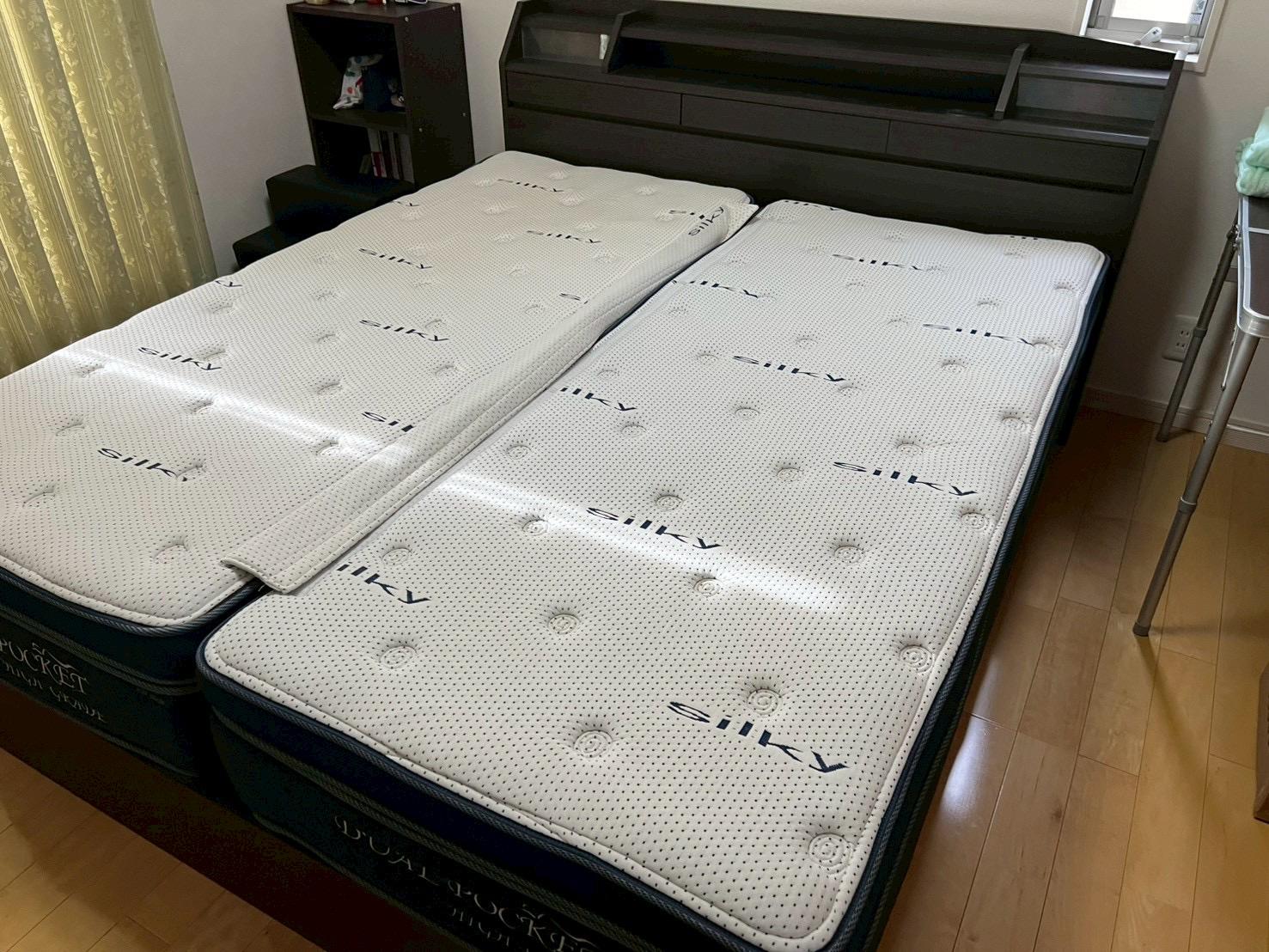 不用品回収前の室内の様子 ベッドとマットレスが部屋を占有している状態