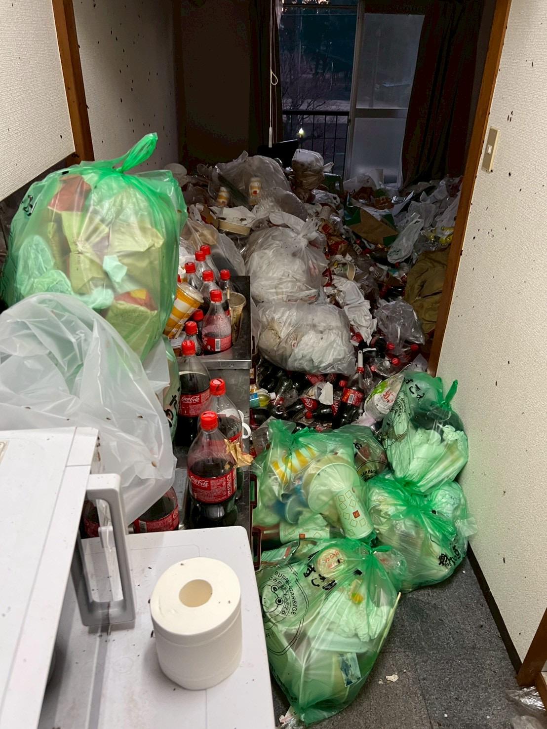 ゴミ屋敷状態の部屋の片付け前の様子｜杉並区の不用品回収業者ベラクリーン杉並
