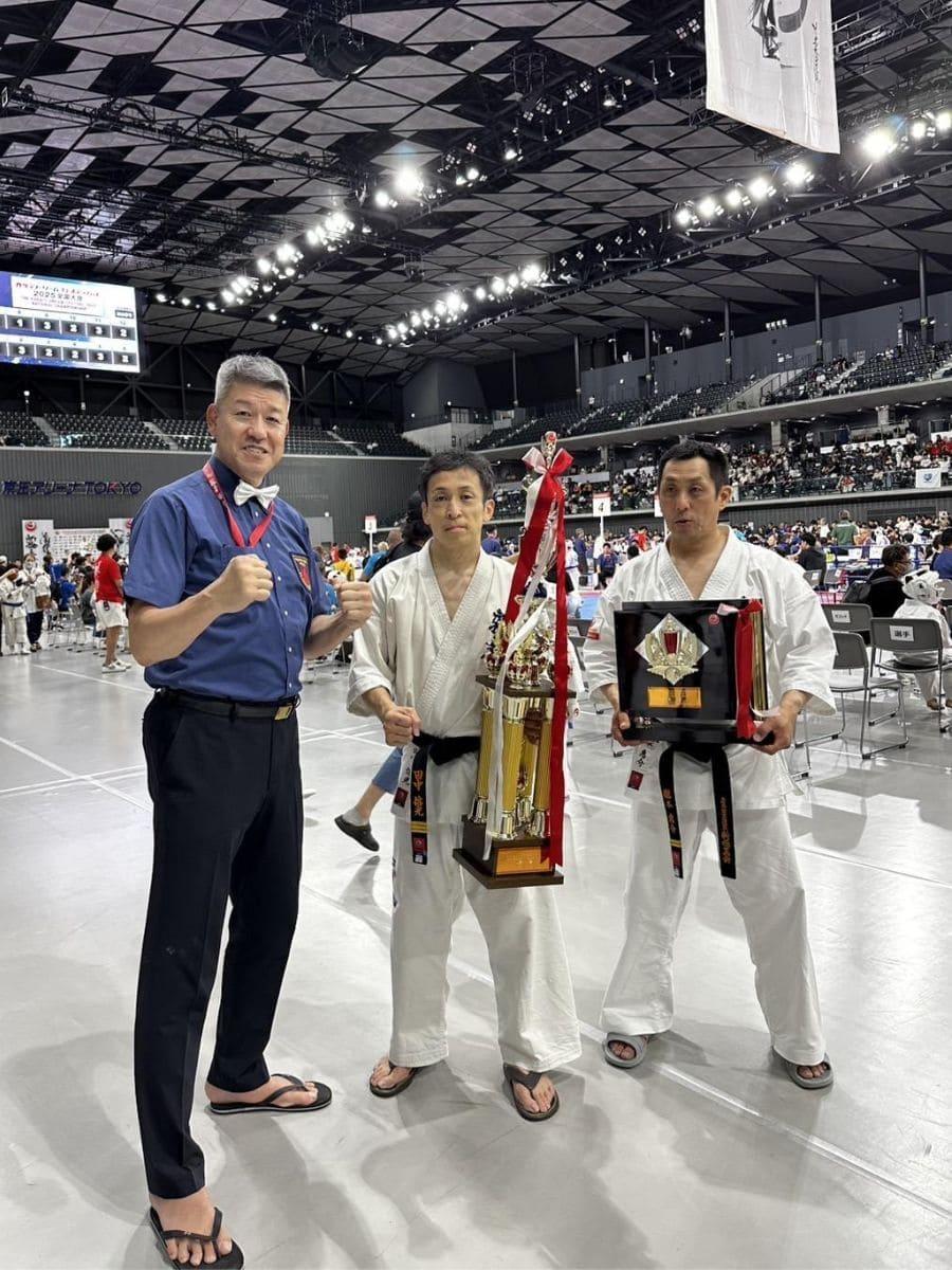 カラテドリームフェスティバル2025全国大会 シニア 組手優勝 型優勝 札幌市白石区 新極真会 外舘道場 本部道場選手 外舘師範と記念撮影