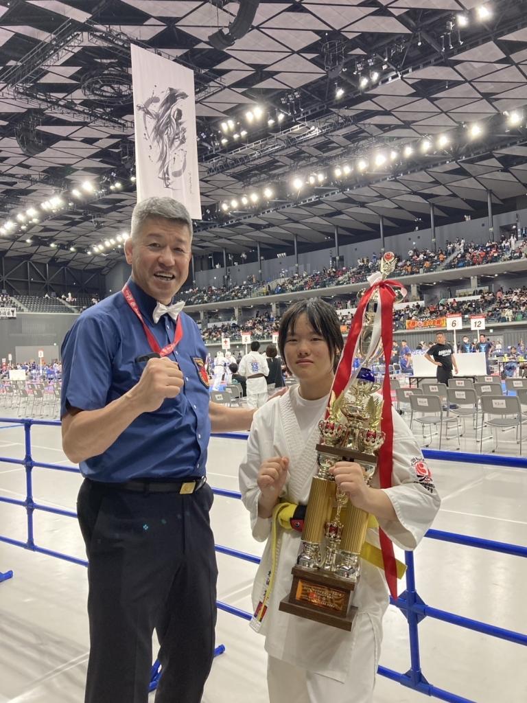 全国大会で入賞した選手と外舘師範の記念写真。外舘道場Jr.チャンピオンクラスの高い実績を示すトロフィー授与シーン。