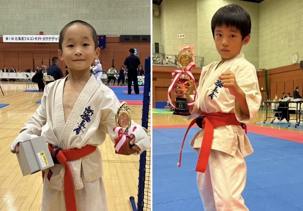 ニセコ道場 小学1年男子初級 優勝の吉村大選手（左）と 小学1・2年男子新人の部 準優勝 髙橋勇貴選手（右）。大会で入賞トロフィーを手に笑顔の道場生