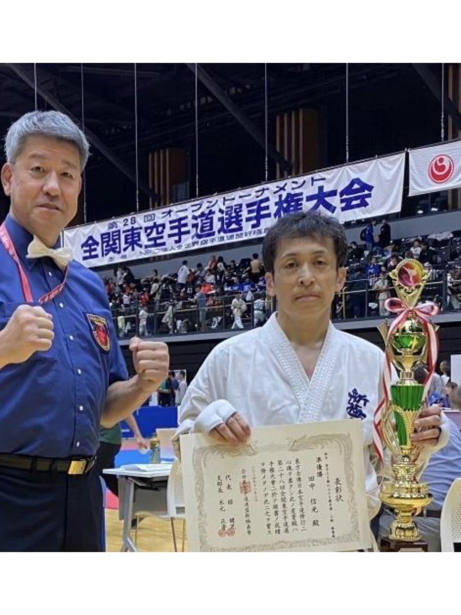 全関東空手道選手権大会 シニア組手の部準優勝 師範と師範代 トロフィーを持って記念撮影