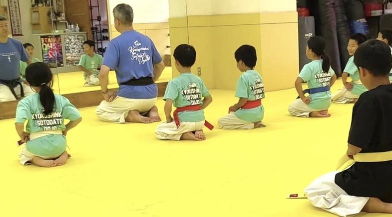 空手指導歴豊富な外舘師範の前で正座する、札幌市白石区の幼児〜低学年の子どもたち