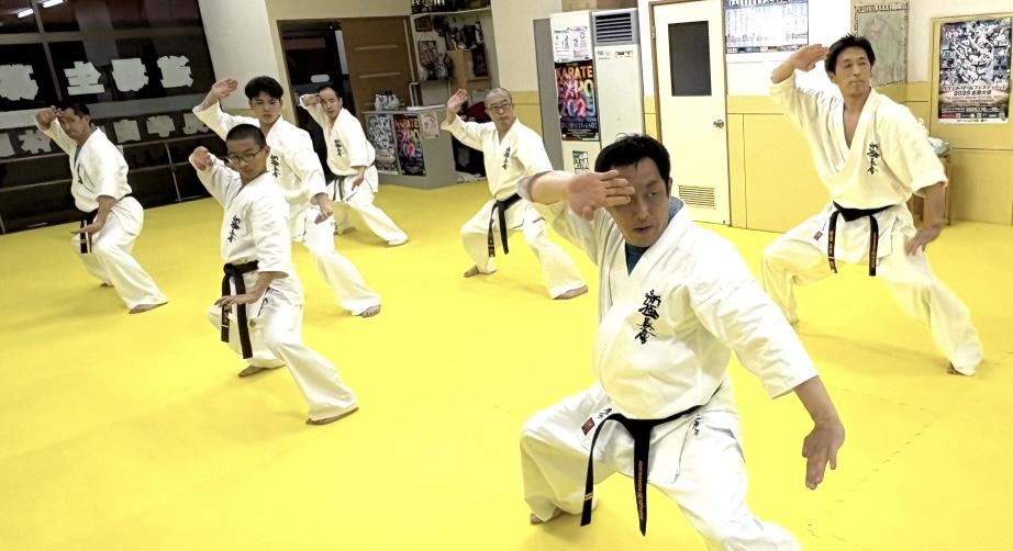 白石区の空手教室で、黒帯の一般部道場生が型を演武している場面