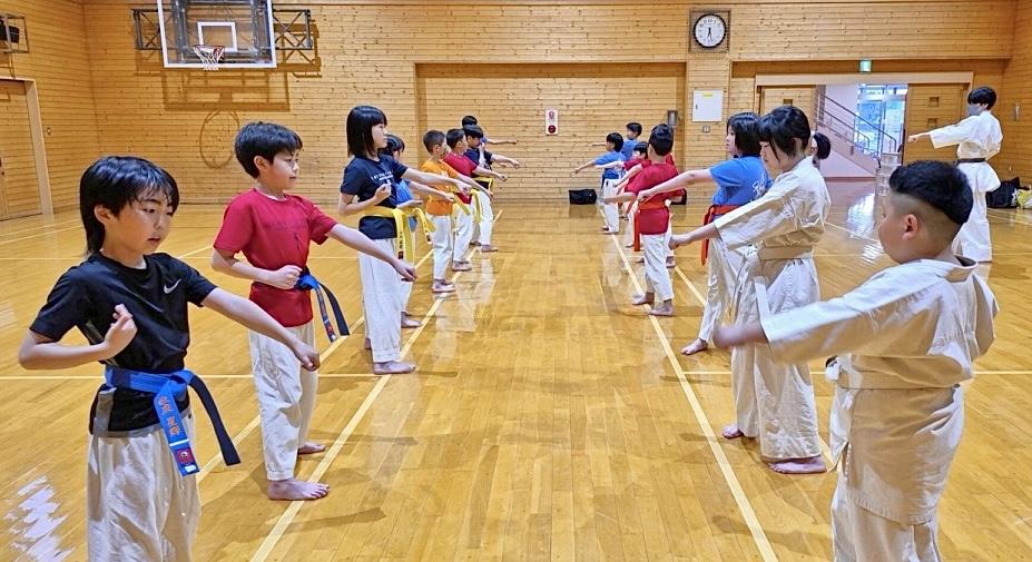稚内道場で型稽古に取り組む子どもたちの様子