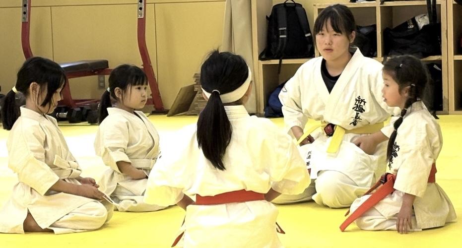 札幌・外舘道場の少年部、幼児〜小学生の女の子たちが礼儀正しく正座する場面