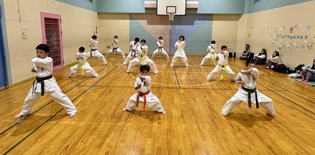 円山道場での型稽古の様子（幼児から大人まで一緒に稽古）