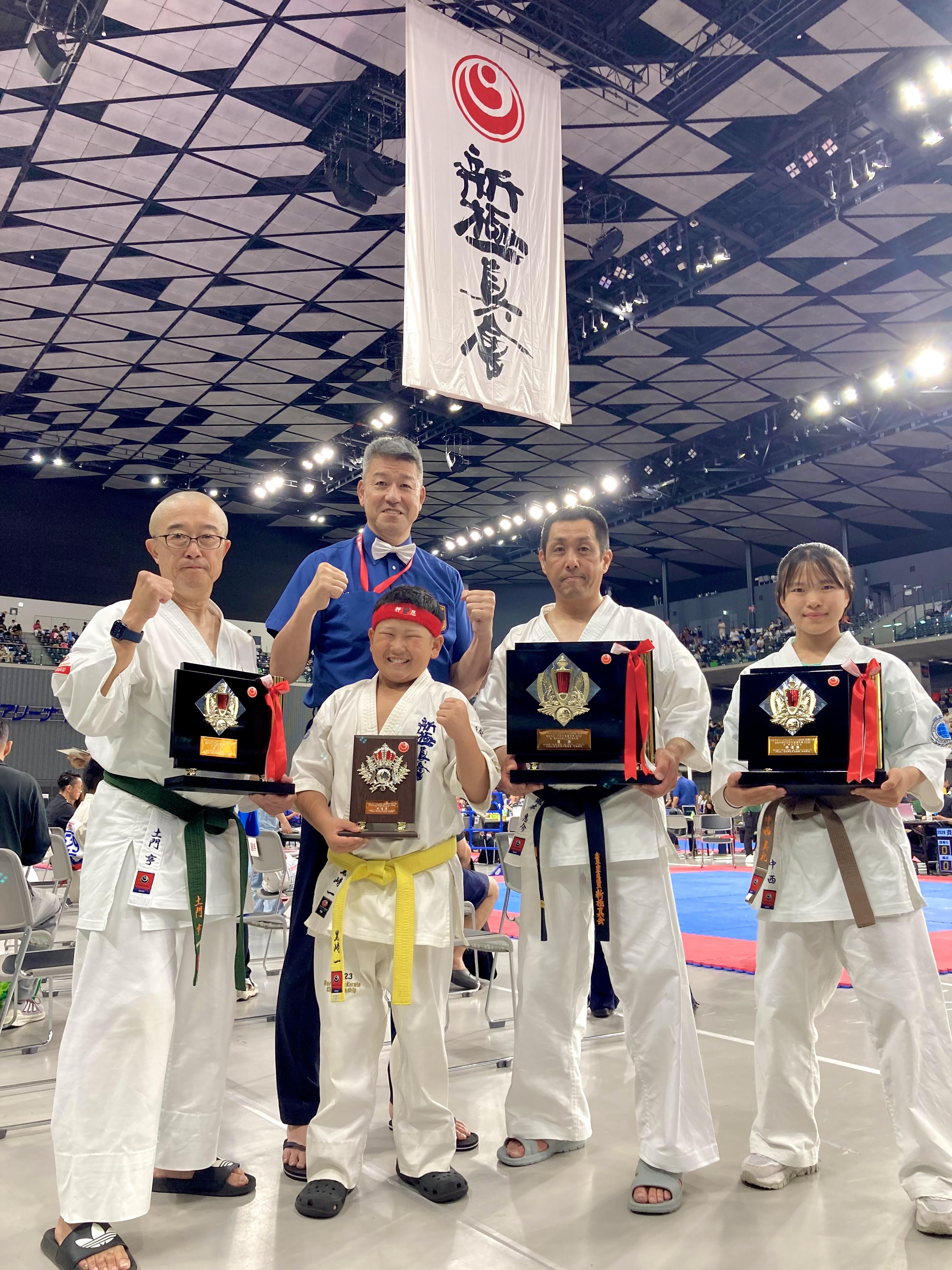 ドリームフェスティバル全国大会で型に入賞した選手たちと外舘師範の記念写真｜一般・高校・小学生クラス