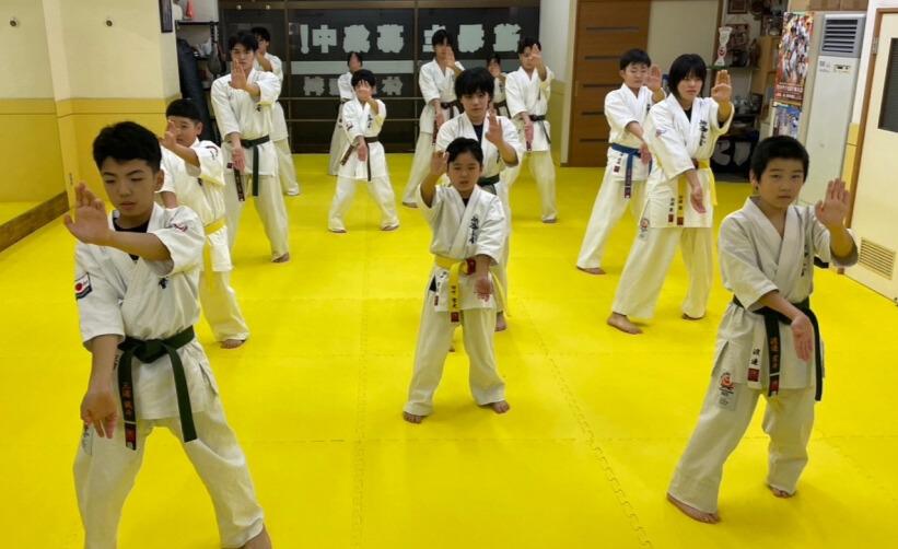 外舘道場Jr.チャンピオン選手たちが型の稽古に取り組む様子。姿勢・技術・集中力の高さが際立つ選手育成クラスの稽古風景。
