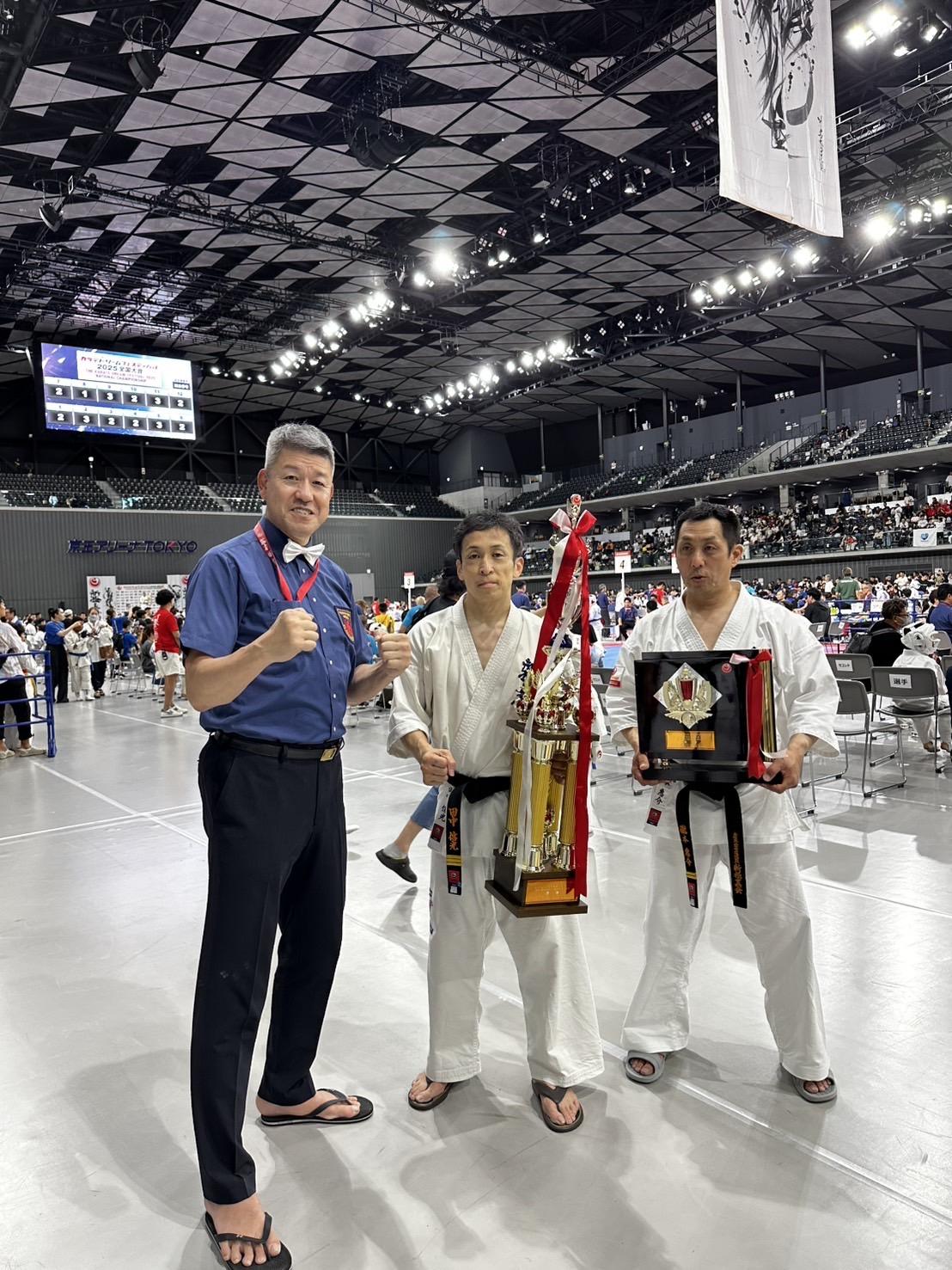 全国大会組手、型、優勝記念撮影　外舘師範と師範代と先生