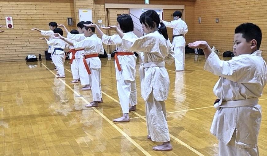 型稽古に集中する小学生道場生たち（稚内道場）