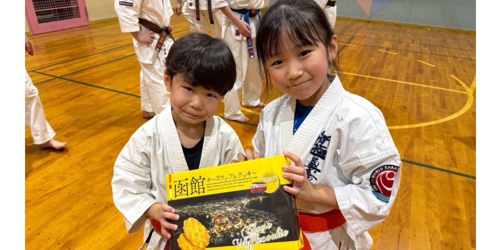 札幌市中央区円山の空手教室 外舘道場で、兄弟が仲良く稽古後に記念写真を撮る様子