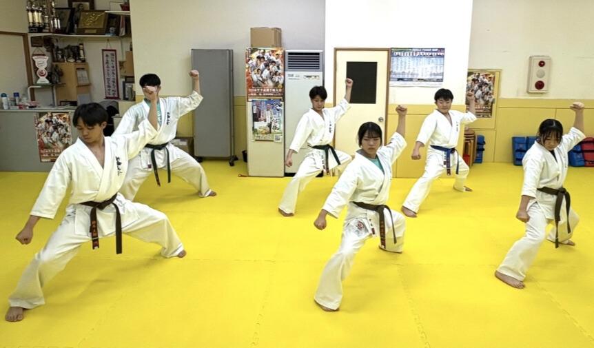 札幌市の空手道場で一般部メンバーが型の基本動作を鍛える稽古風景