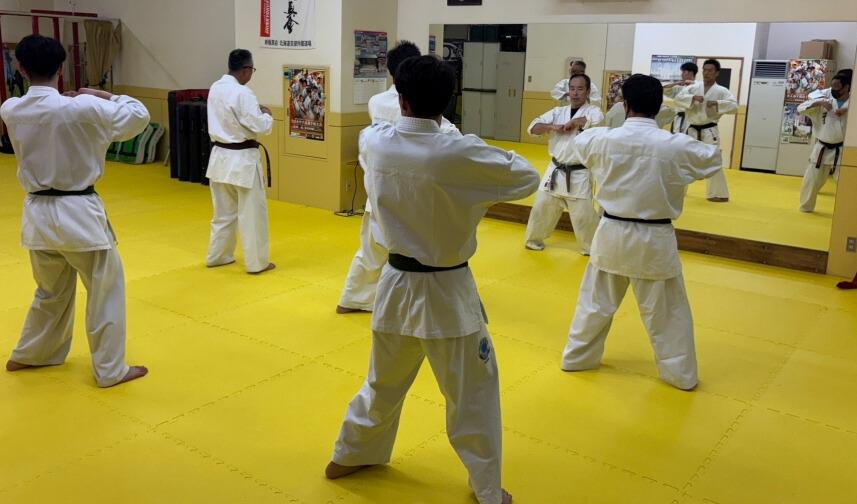 社会人やシニアも参加する一般部の基本稽古の様子（札幌の空手教室）