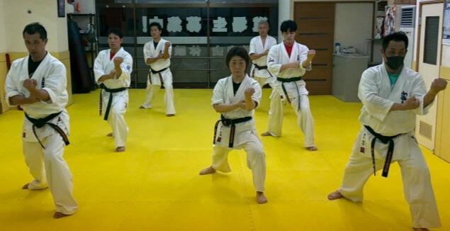 一般部メンバーが集中して型稽古に取り組む場面（札幌市の空手道場）