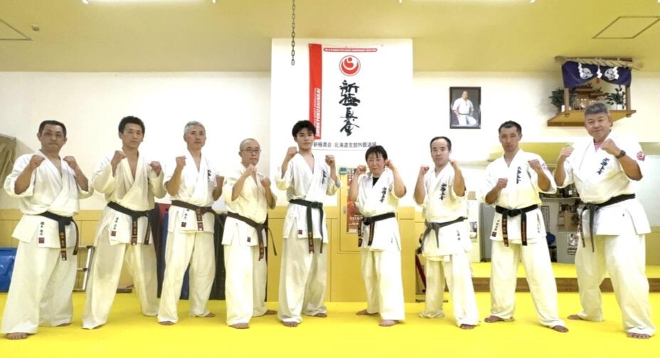 黒帯を中心とした一般部メンバーの集合写真（札幌市の外舘道場）