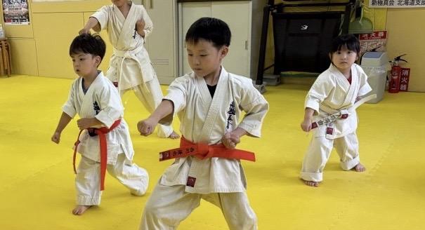 白石区の空手教室で、幼児〜小学低学年の少年部が型を練習している稽古シーン