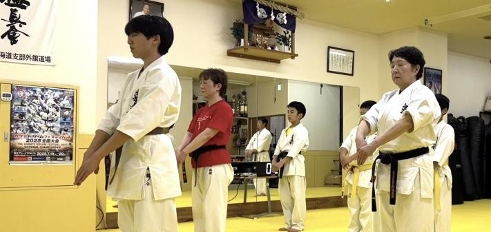 外舘道場 本部道場の一般部クラスで、女性道場生が空手の型に挑む様子