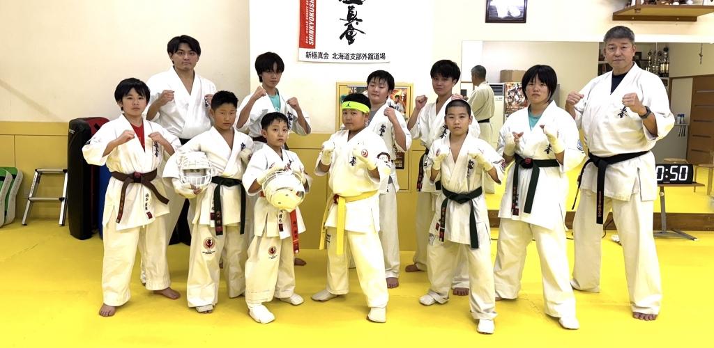 外舘道場Jr.チャンピオンクラスの選手たちと指導者による集合写真。全国大会を目指す中高生・小学生が集まり、本格的な強化稽古に取り組むクラスの雰囲気。