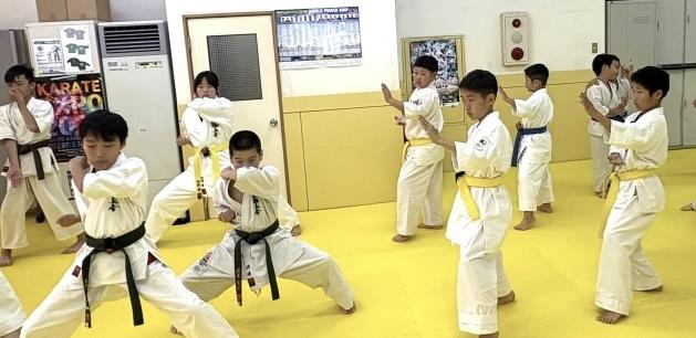 札幌の空手道場で、小学生〜中学生の選手が型を力強く演武する姿