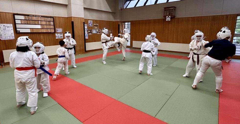 ニセコ道場の組手稽古風景（幼児〜中学生が真剣に組手に取り組む様子）