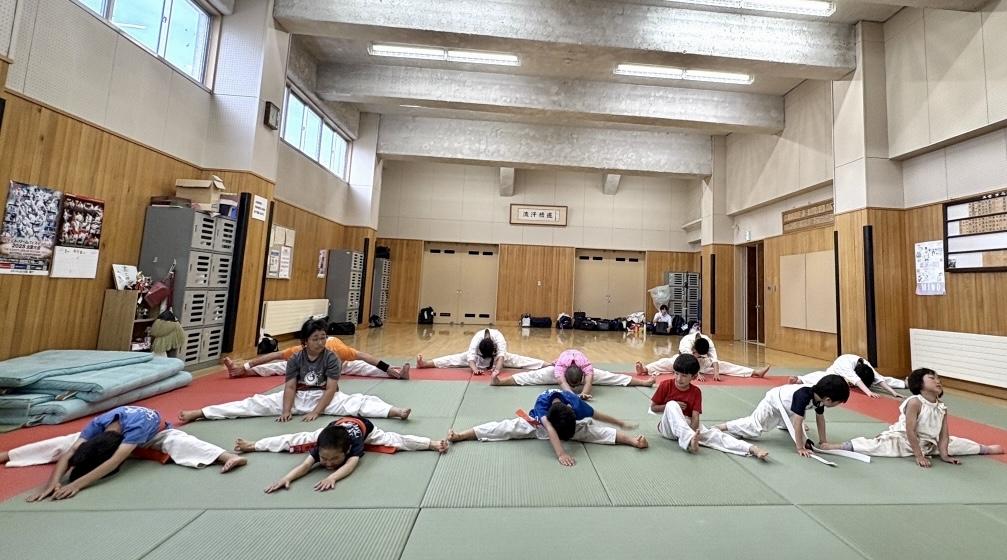 ニセコ道場の柔軟　稽古風景