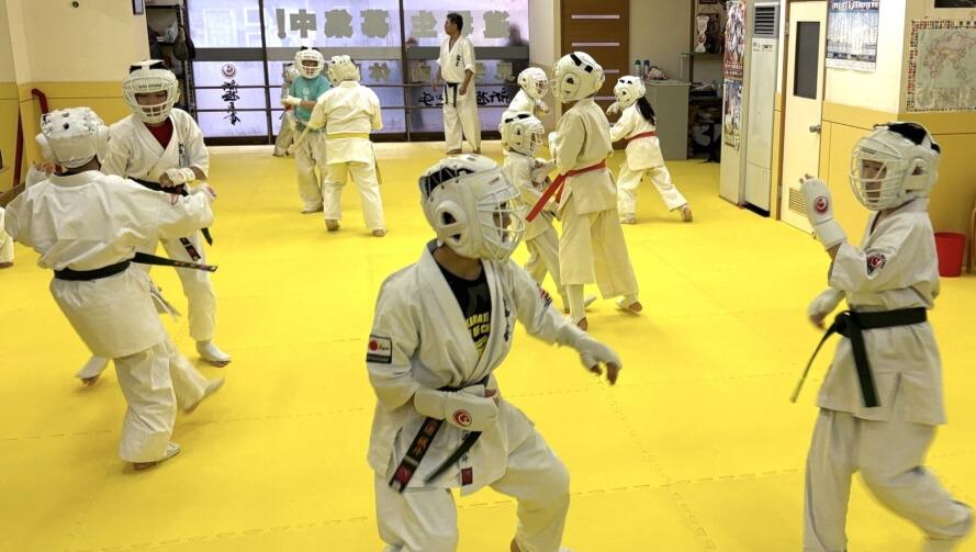 外舘道場Jr.チャンピオンクラスの組手稽古。中学生・小学生の選手たちが防具を着用し、スピードと技を磨く真剣な練習風景。