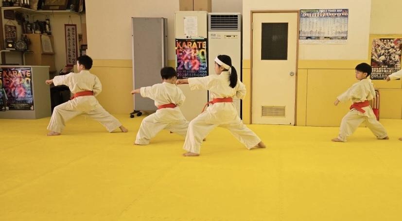 本部道場の少年部が集中して型稽古に取り組む様子｜札幌・空手教室