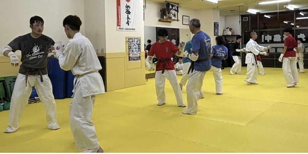 本部道場　一般・夜間部　組手稽古の様子