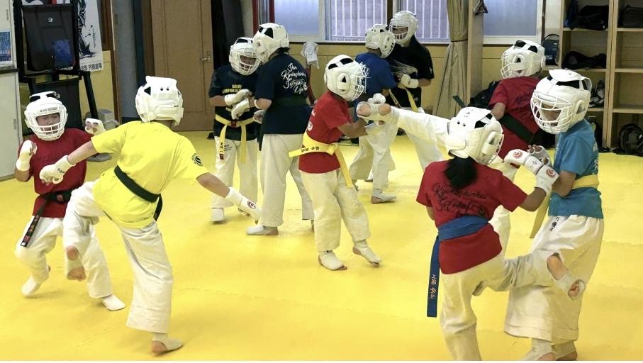 外舘道場 本部 小学生の組手稽古の様子｜札幌の空手道場