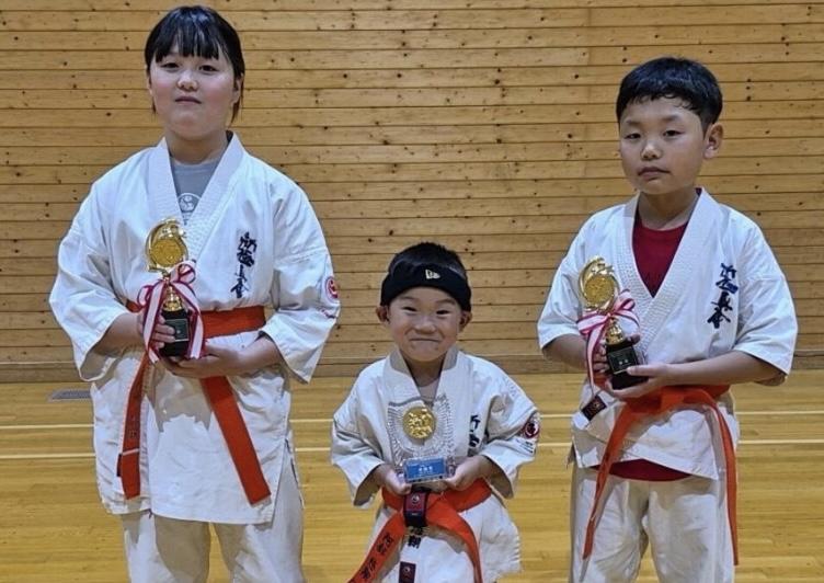 全北海道大会で入賞した稚内道場の小学生と幼稚園生