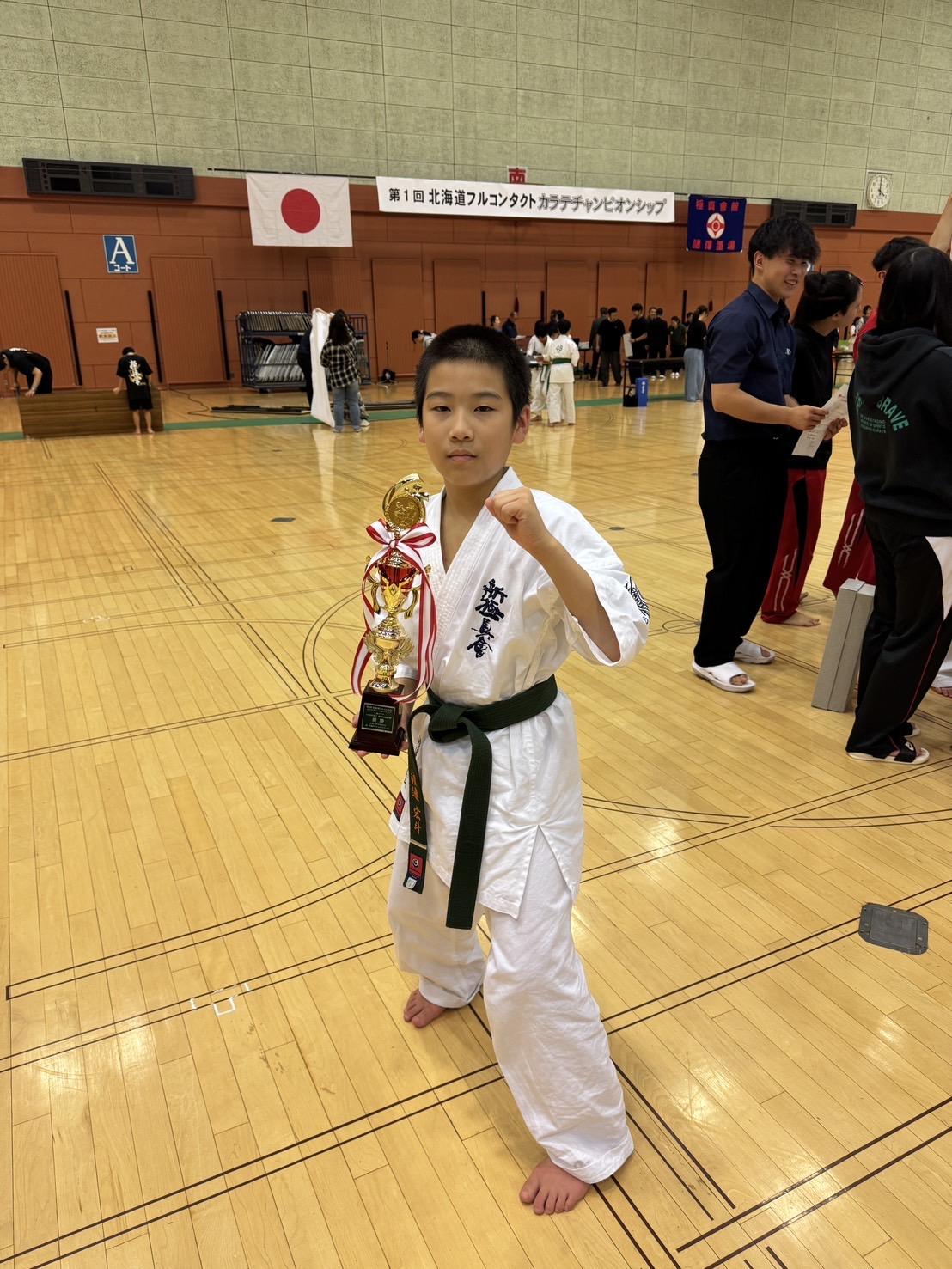 札幌市の小学生空手大会で優勝し、トロフィーを持つ小学6年生男子軽量級の選手