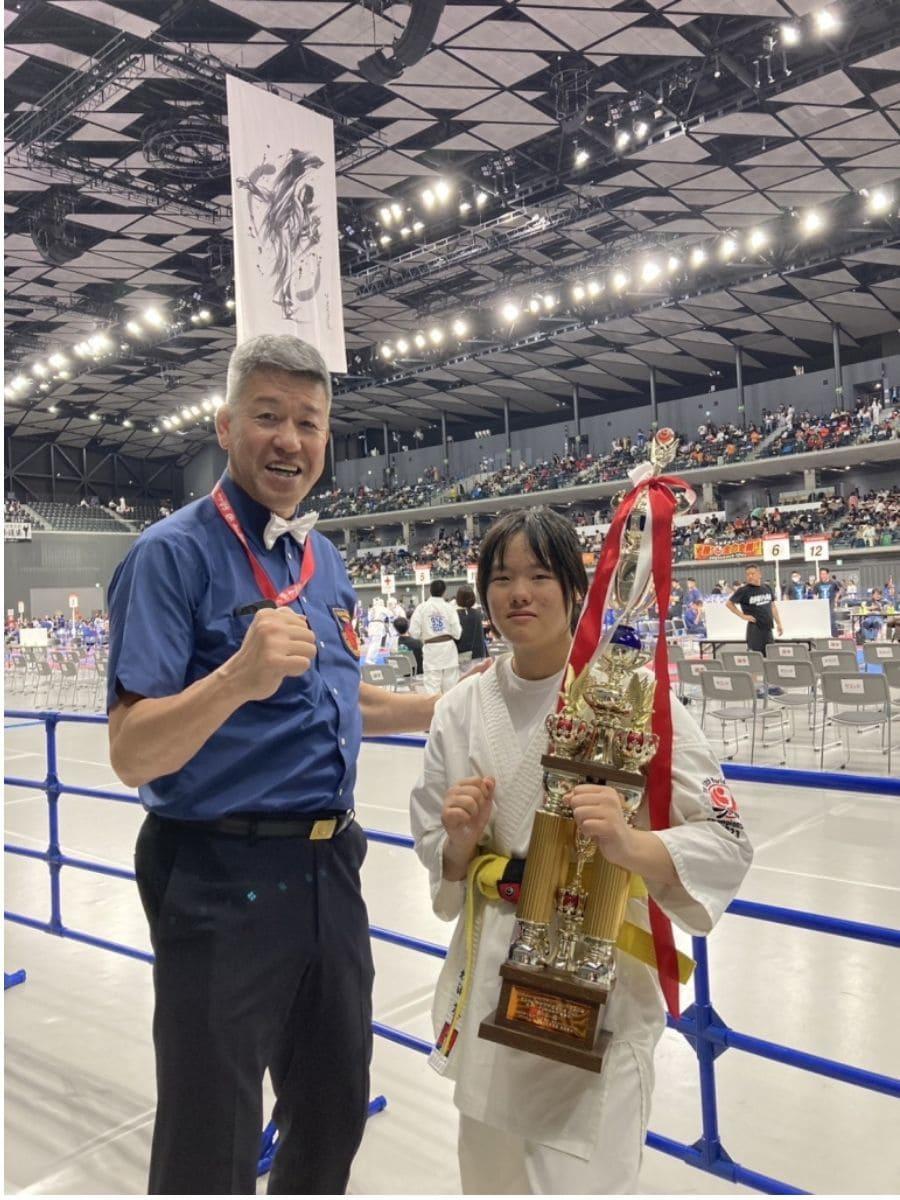 カラテドリームフェスティバル2025全国大会 組手3位 札幌市白石区 新極真会 外舘道場 本部道場選手 小学６年女子 外舘師範と記念撮影