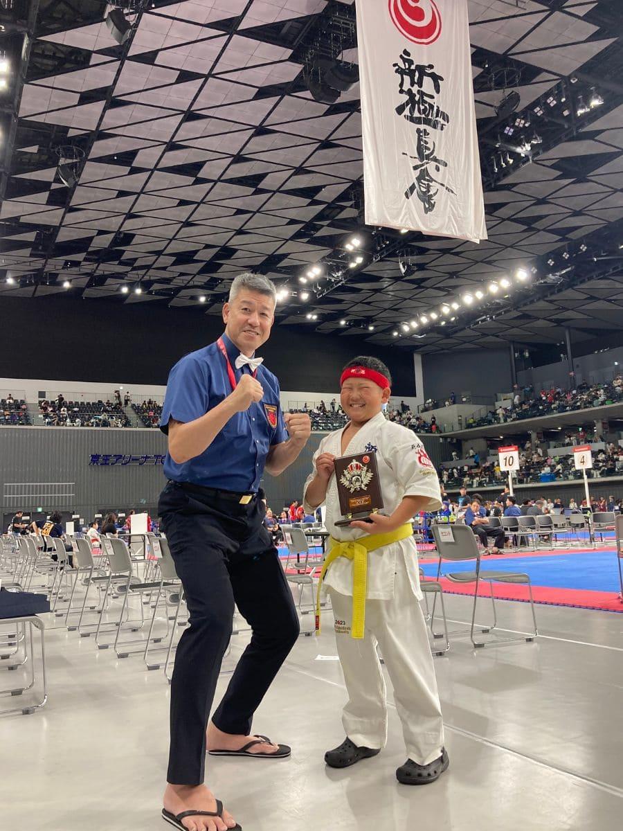 カラテドリームフェスティバル2025全国大会 型 小学四年準優勝 外舘道場 少年部選手 外舘師範と記念撮影