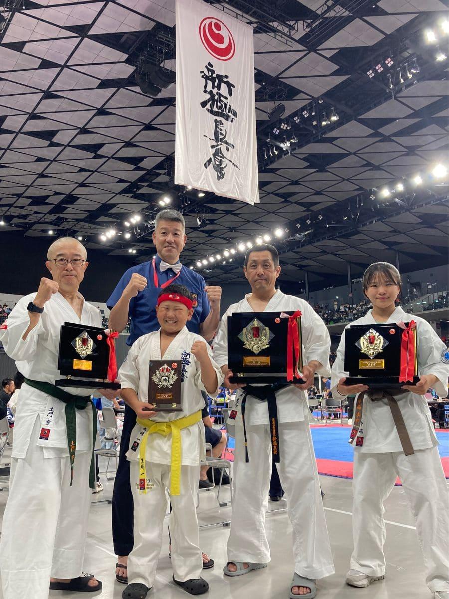 カラテドリームフェスティバル2025全国大会 型の部優勝 準優勝 入賞選手 札幌市白石区 新極真会 外舘道場 小学四年 高校女子 一般 外舘師範と記念撮影