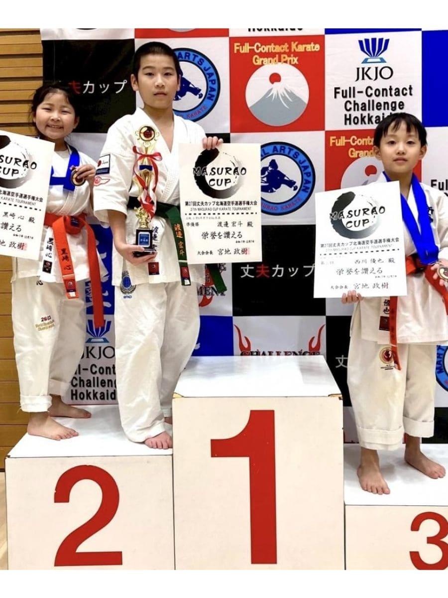 第２７回丈夫カップ 小学男子、小学女子準優勝選手 札幌市白石区外舘道場選手 表彰台で記念撮影