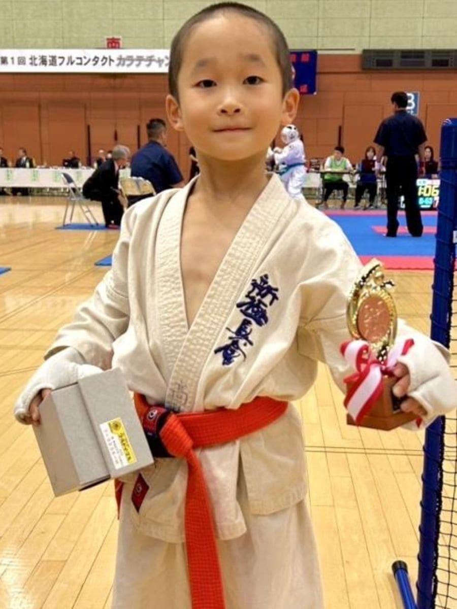 第一回北海道フルコンタクト空手チャンピオンシップ 小学生 入賞選手 外舘道場ニセコ道場所属選手トロフィーを持って記念撮影