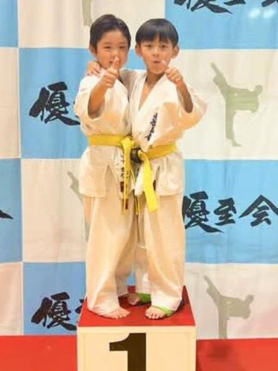 札幌市白石区外舘道場選手 小学２年男子コンビ、優勝 表彰台で記念撮影