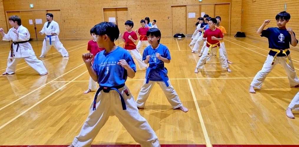 稚内道場の道場生が型稽古を行う真剣な表情