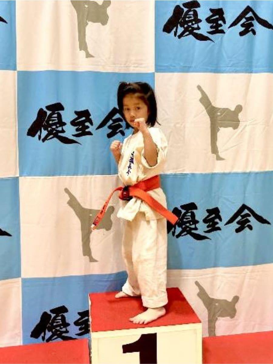 小学１年女子、優勝選手 札幌市白石区外舘道場選手 表彰台で記念撮影