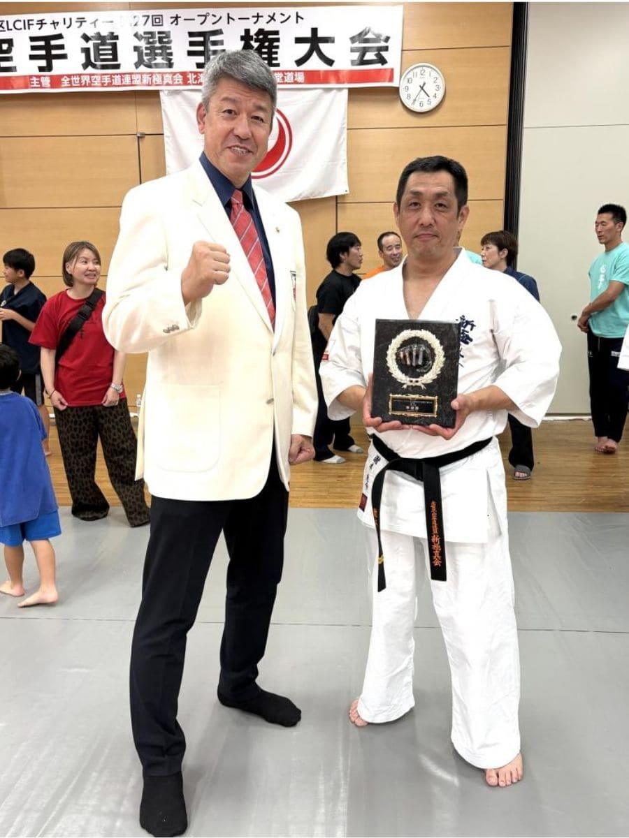 全北海道大会 型の部 一般準優勝 外舘道場所属の先生 外舘師範と記念撮影 札幌市白石区本部道場所属 外舘道場